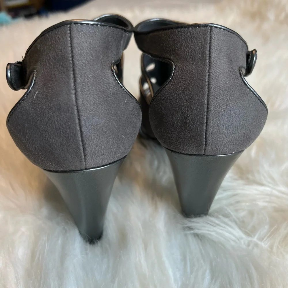 Christian Siriano for Payless High Heel Shoes 10 Open Toe Buckle faux suede gray